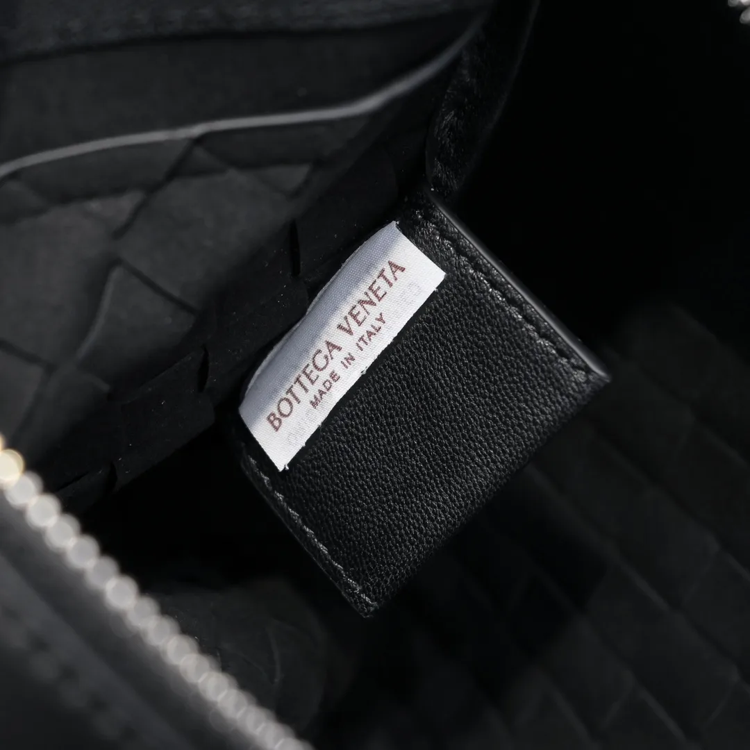 Batch 1360 Bottega Veneta's Bottega Veneta handbag transforms into a man in seconds ⌨️The texture is great! The weaving process is exquisite, simple and elegant, and it perfectly matches any clothes! Whether you are out on the street or on a date, it can instantly improve your overall taste. It can not only hold your wallet and mobile phone, but also the charm of your male god. Style number: 6518 Size: 33*22*7cm